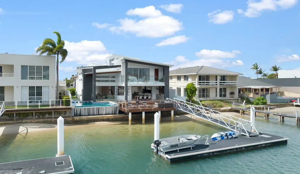FULLY FURNISHED LUXURY WATERFRONT LIVING IN MINYAMA!