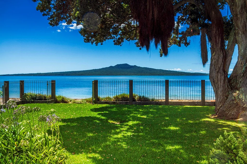 Devonport 6ਬੈੱਡਰੂਮ Beachfront Redevelopment Opportunity - 2 Titles