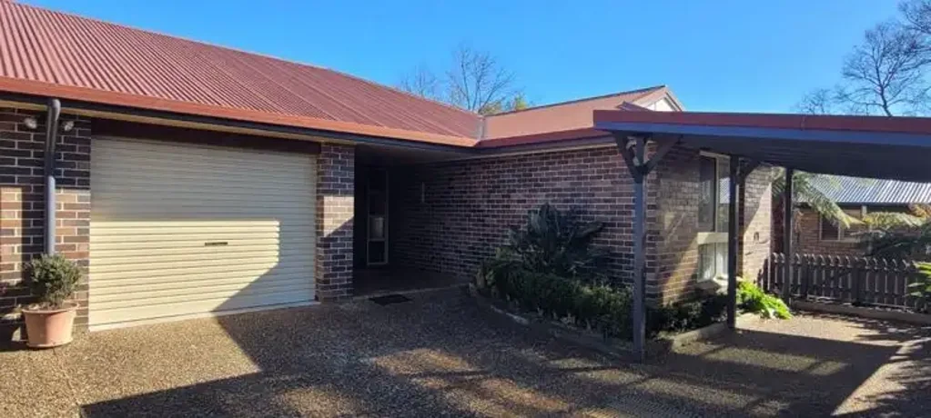 Charming 2 Bedroom Unit in a Prestigious South Hill Location with Lawn Maintenance and Water Included! Welcome to 2/3 Kilkenny Close, Armidale!