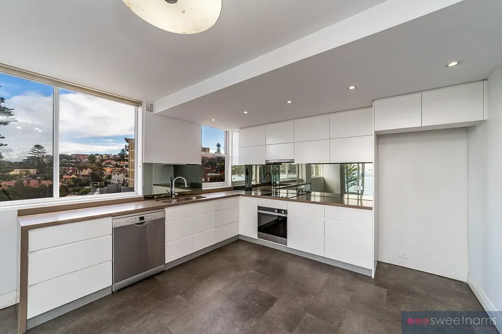 Manly Marvel: Stunning Harbour Views Await!