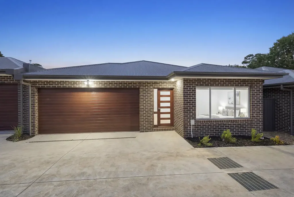 2/10 Garden Place, Romsey, VIC 3434