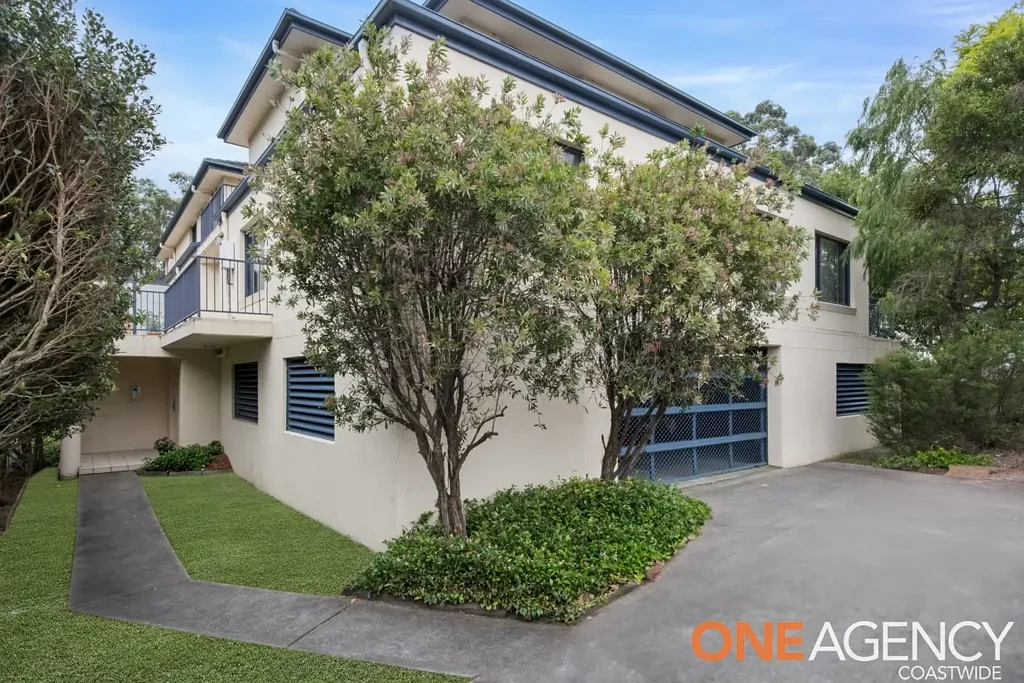 Sunlit secure unit offering a convenient lifestyle!