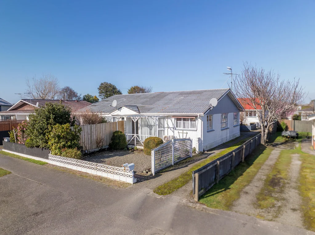 Richmond 2 Bedroom Ready on Robertson - Vacant move on in!