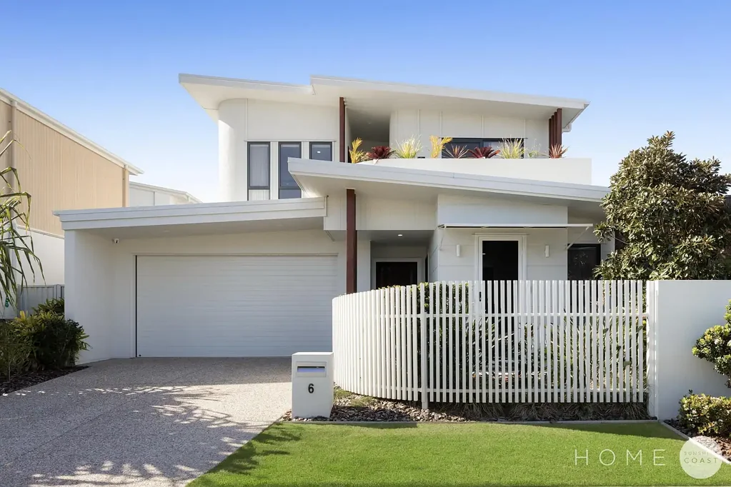 Pelican Waters 4房  Near-New North Facing Waterfront HOME with the lot!