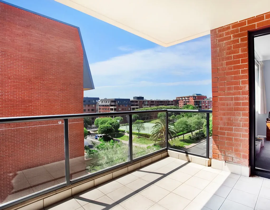 Erskineville 1房  84sqm internal facing one bed + study apartment w/ parking.