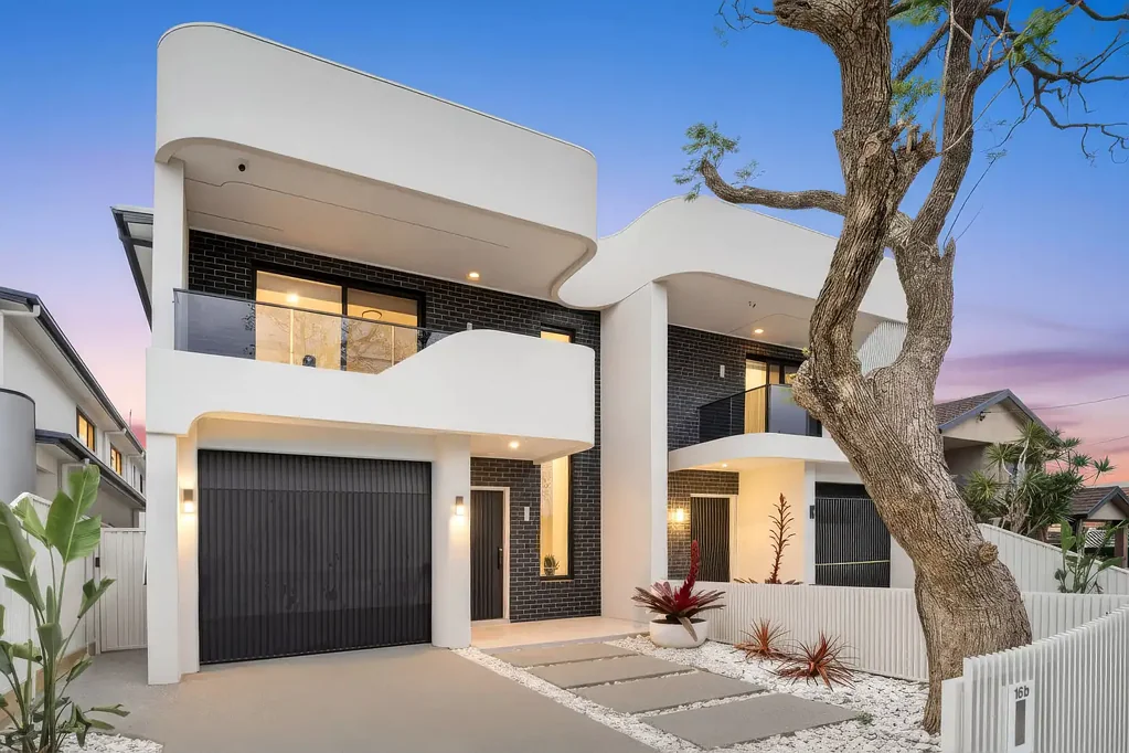 Revesby 7房 位于 Revesby 黄金地段的全新五卧室家庭住宅，附带设施齐全的两卧室祖母房 Brand-New five-Bedroom Family Home with Self-Contained Two Bedroom Granny Flat in Prime Revesby Location