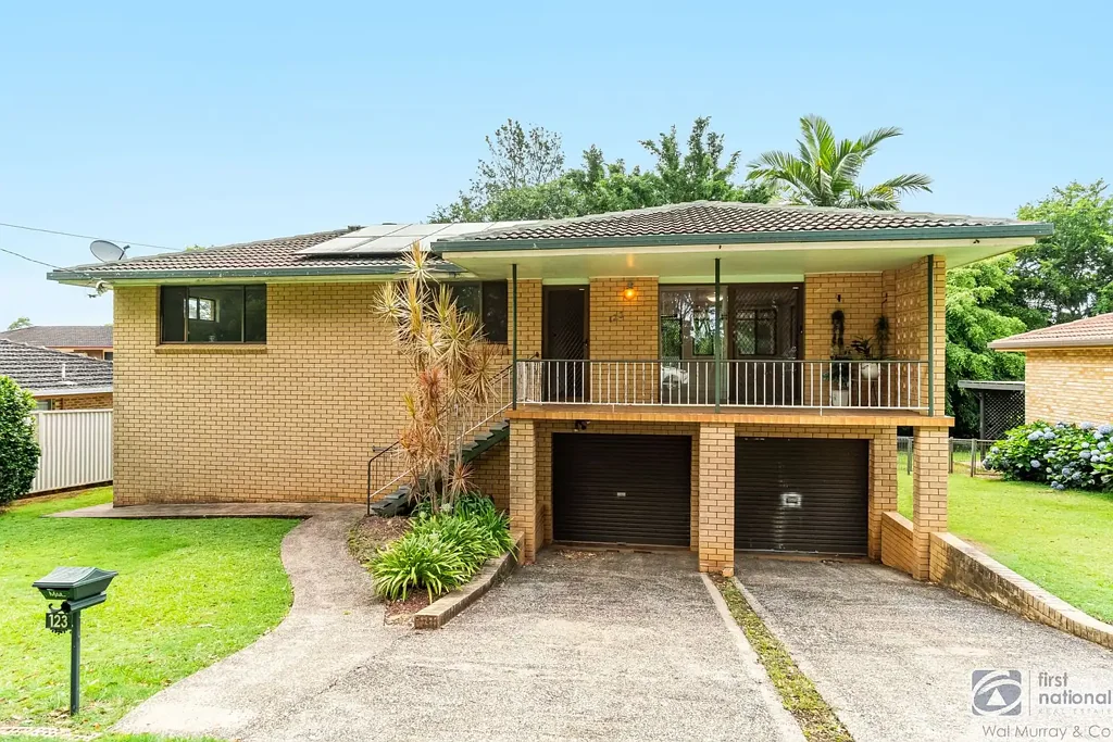 Goonellabah 3ห้องนอน TWO STOREY BRICK & TILE FAMILY HOME