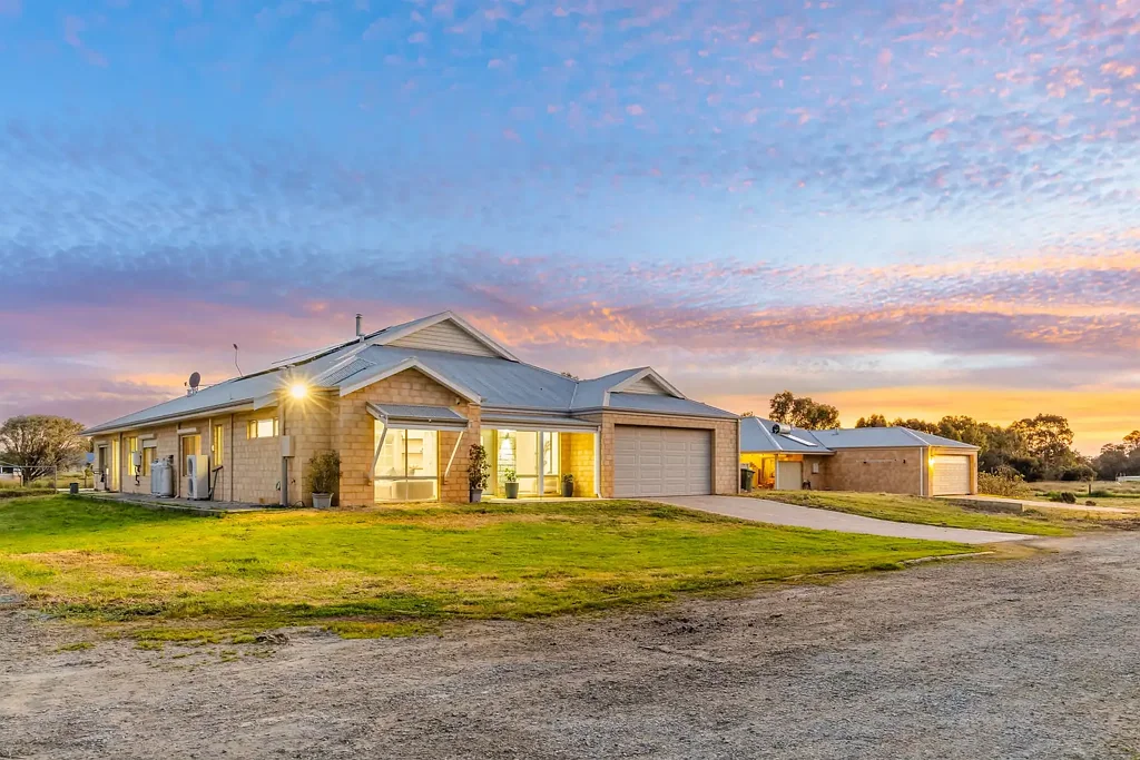 Double Residence plus Workshop/space for Business