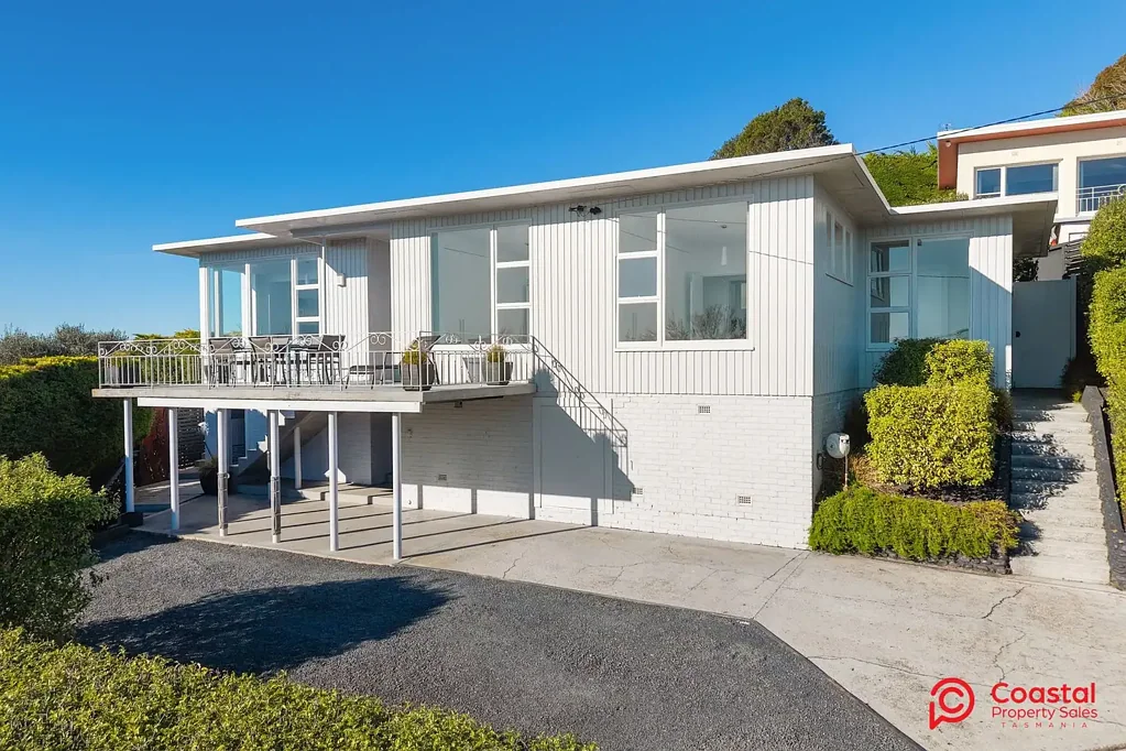 Ulverstone 3غرفة نوم CONTEMPORARY LIVING WITH COASTAL VIEWS