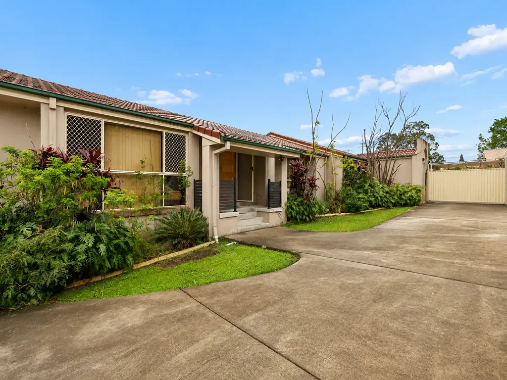 Loganlea 7房 一地两宅 - 罕见双拼别墅，占地 1,128平方米，每周租金回报 $1,120！ TWO HOMES FOR ONE - RARE DUPLEX  WITH $1,120P/W RETURN ON 1,128M2!