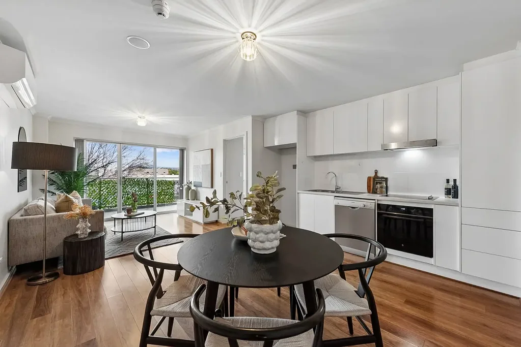 Mawson Lakes 2房  Easy Care Living with Lakeside Setting