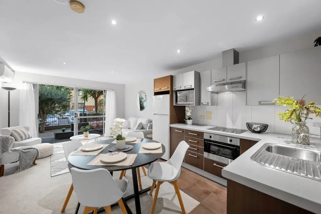 Flat Bush 2침실 Fantastic Apartment Opportunity – Must Sell!