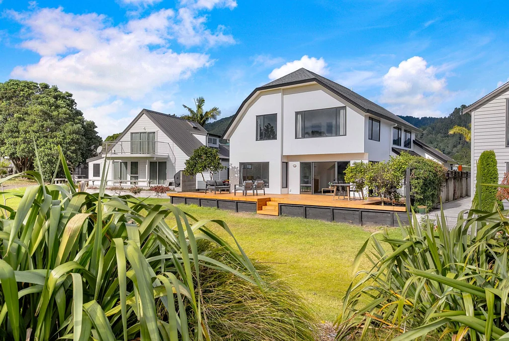 Pauanui 5房  Water View, Renovated & Ready!