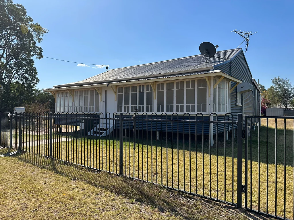 Two Bedroon Cottage in Walking Distance to Everything