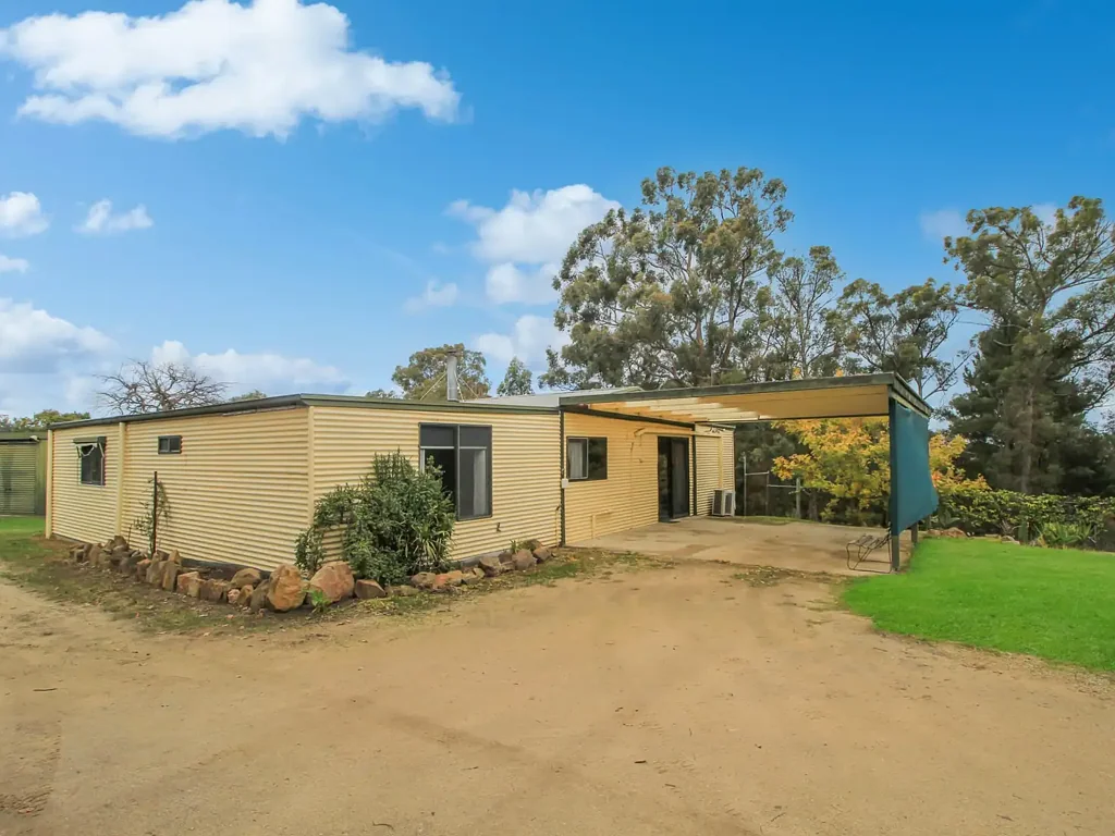 Wy Yung 3Kwarto ROOM TO MOVE ON 3.3 ACRES AND SO CLOSE TO TOWN!