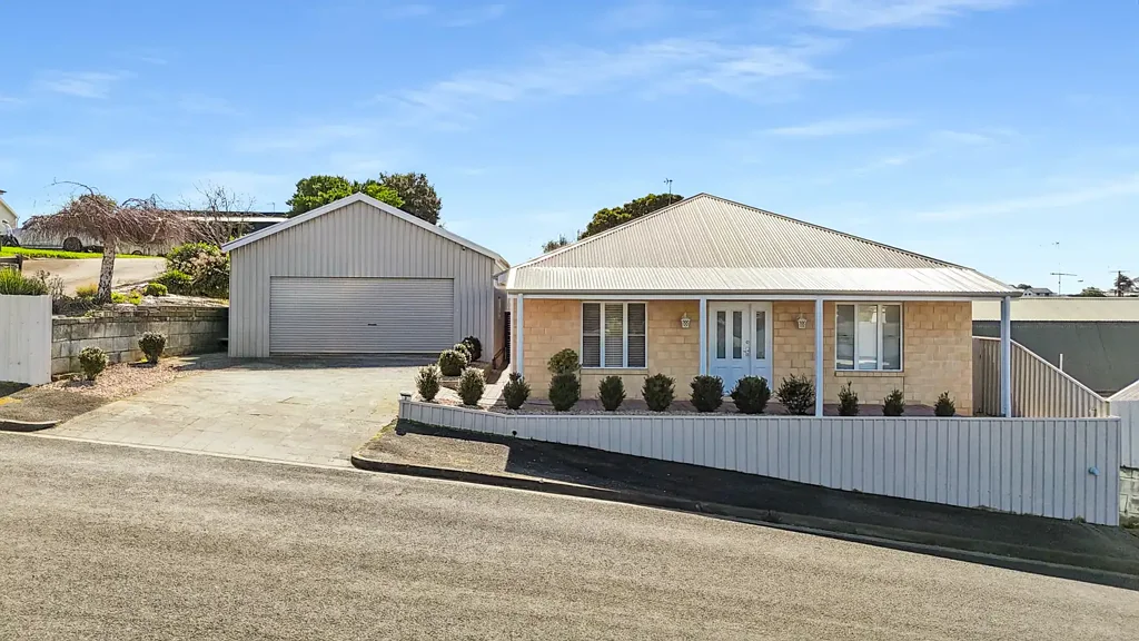 Mount Gambier 3房  Modern City-Fringe Living with Shedding