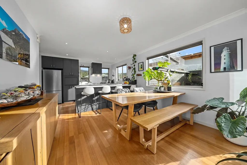 Electrona 4房  Coastal Elegance with Dual Living, Entertainer's Oasis & Breathtaking Views!