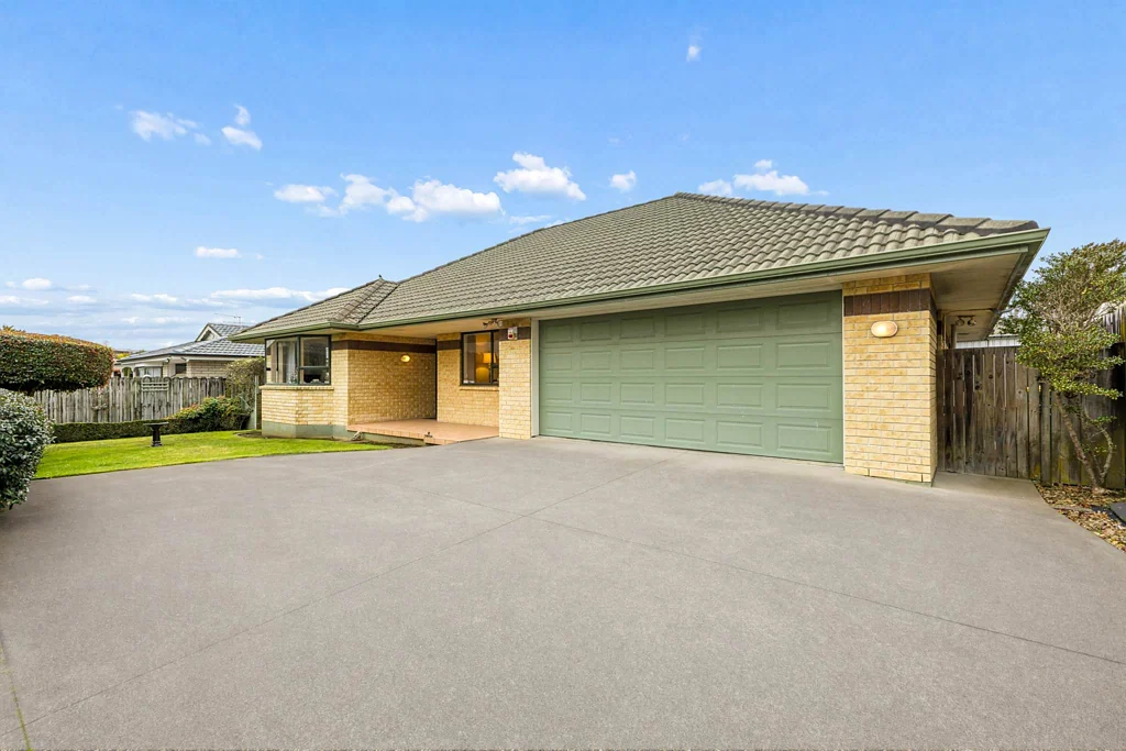 Papakura 3房  FREEHOLD Brick & Tile Beauty - Must be Sold!