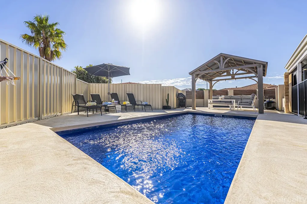 Secret Harbour 4ห้องนอน Fully renovated entertainer with pool, workshop and room for all the toys