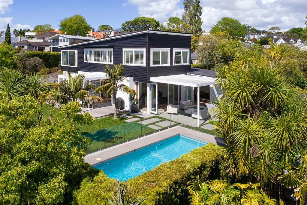 Saint Heliers 5房 年度住宅银奖得主！超过1200㎡私密平坦大地，独立小屋+泳池，机遇之门开启！ Unmissable opportunity in St Heliers