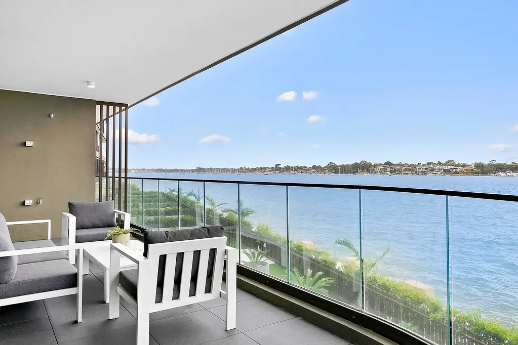 Oversized 95sqm  LUXUARY   Waterfront Water views  Apartment