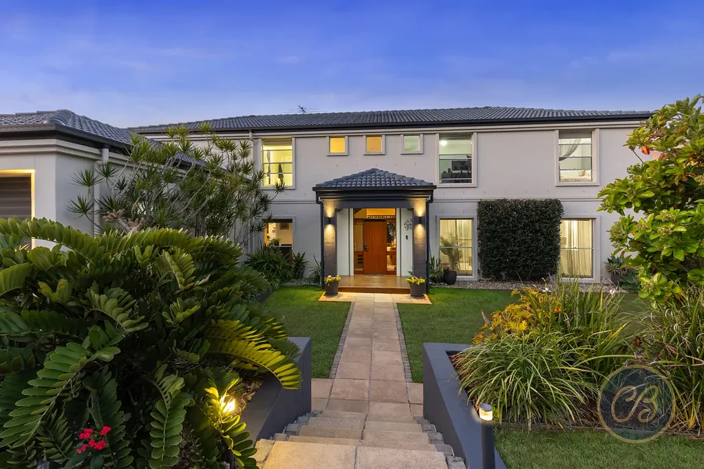 Bridgeman Downs 6 Bedroom Spacious Executive Haven with Pool and Entertaining Excellence