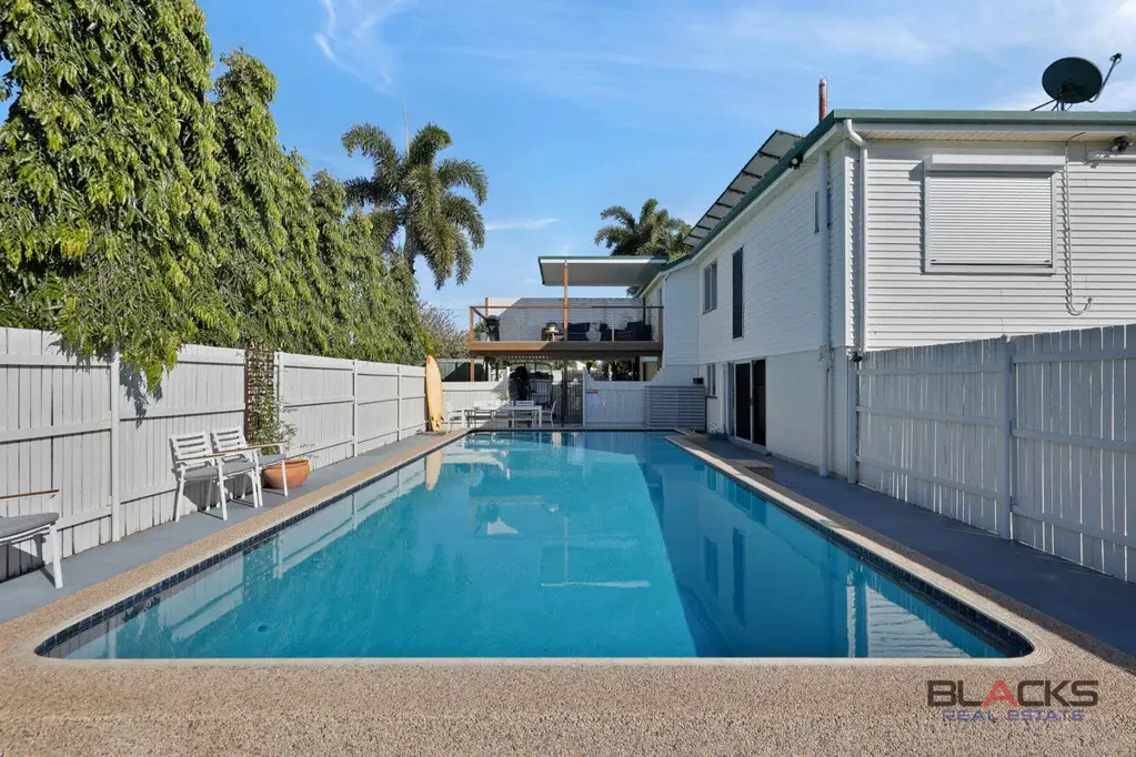 East Mackay 3ห้องนอน Family Home with Pool – Footsteps from the Beach