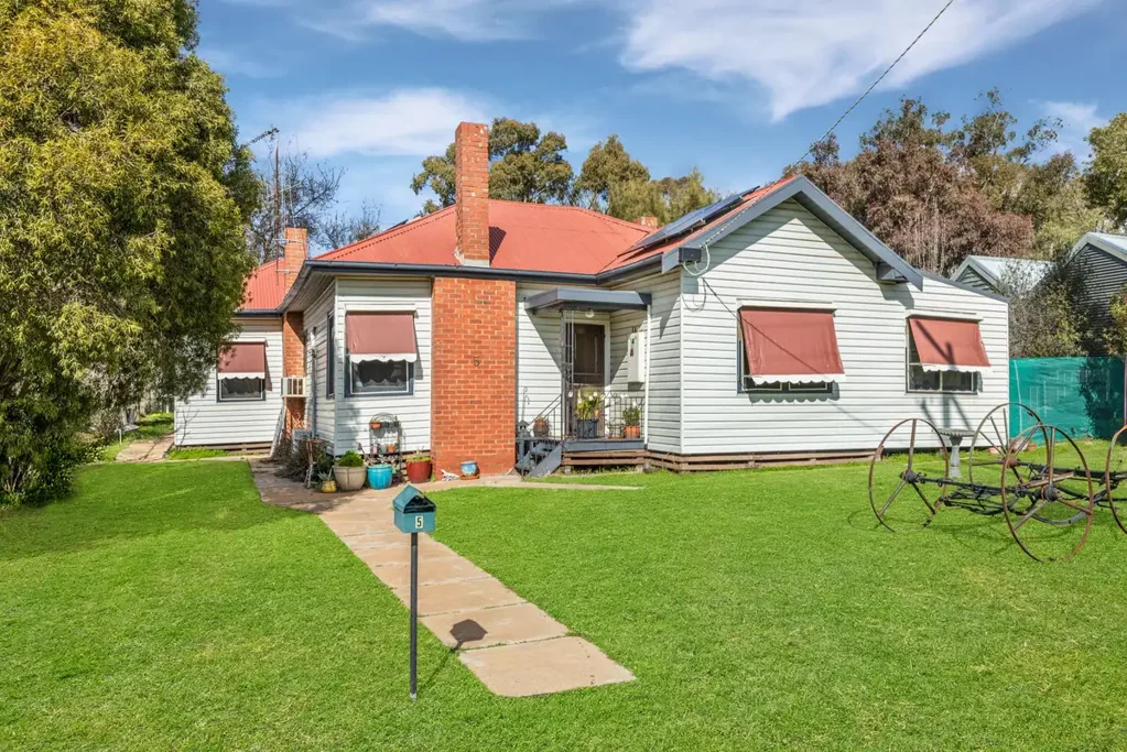 Wedderburn 4 Bedroom Affordable Charm with Huge Potential in the Heart of Wedderburn