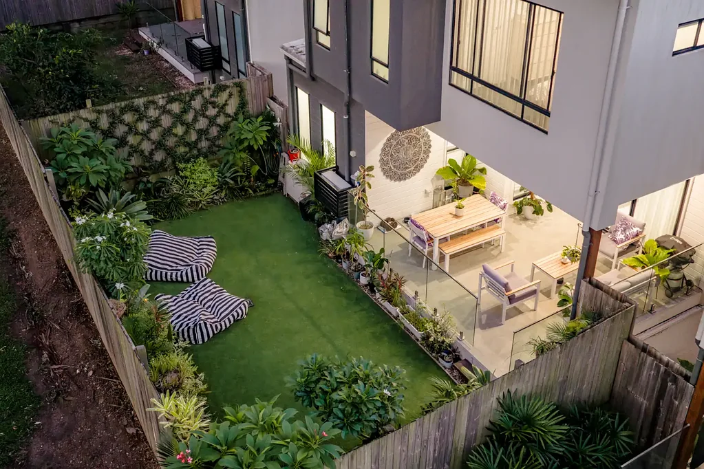 Mount Gravatt East 3房  在Mansfield学区，拥有带私人绿意庭院的独立三楼层居住空间  MANSFIELD CATCHMENT - FREESTANDING TRI LEVEL LIVING WITH PRIVATE COURTYARD