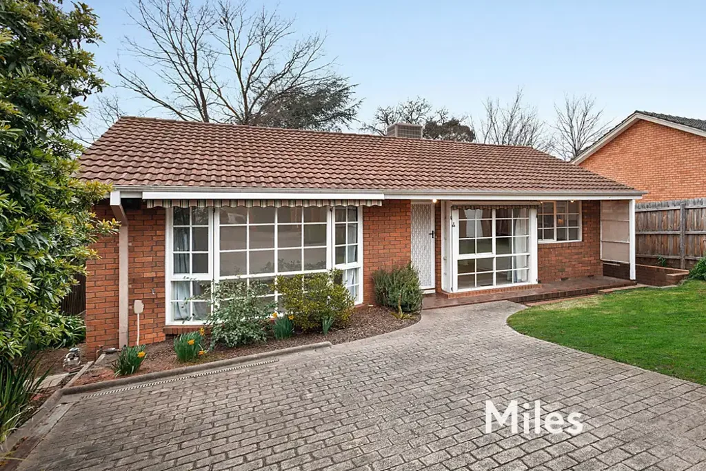 SPACIOUS UNIT WITH HUGE DOUBLE GARAGE