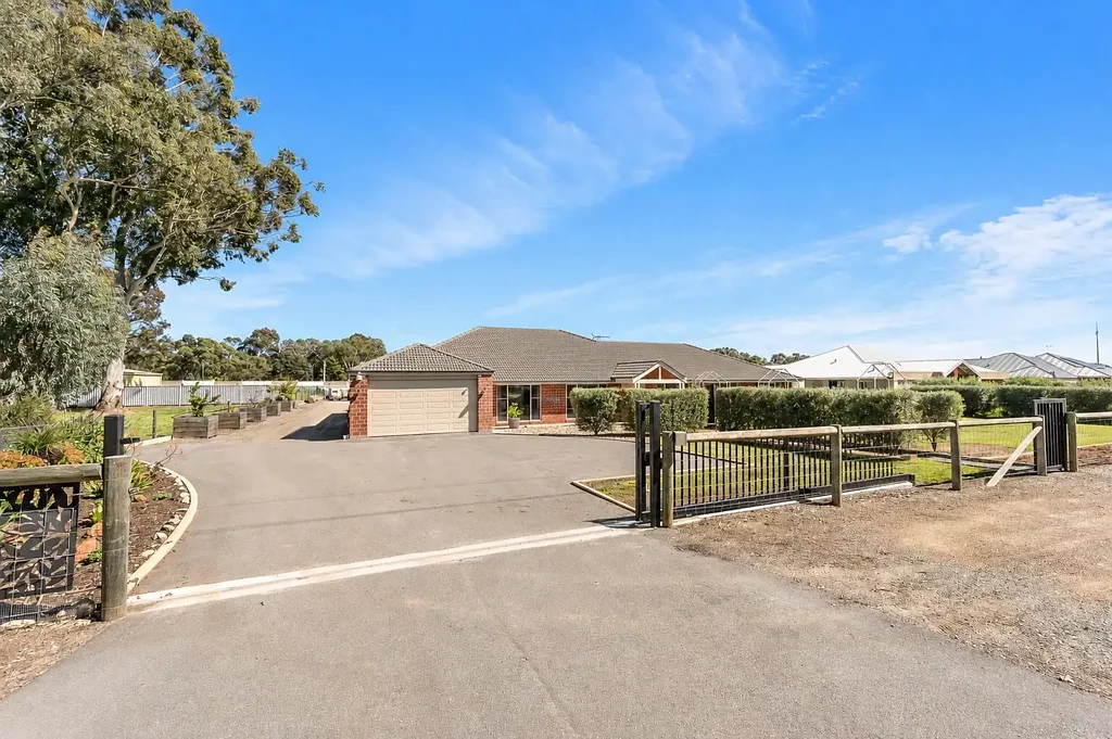 Darling Downs 5Kwarto Semi Rural Family Entertainer with Pool and Exceptional Workshop Setup