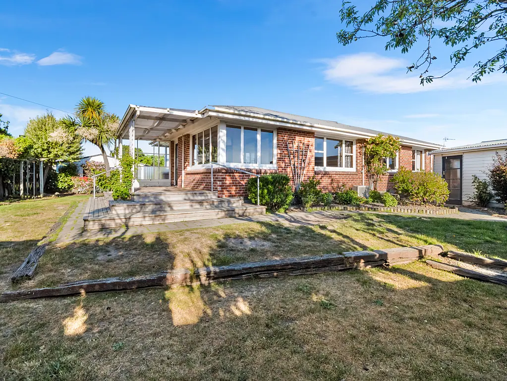 Burwood 3部屋 Versatile Home with Income & Development Potential