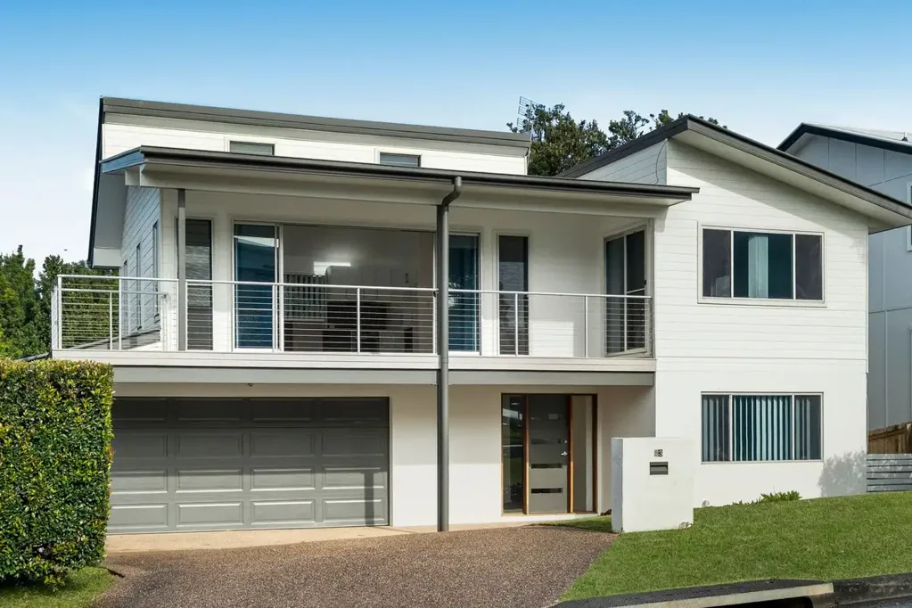 Banora Point 4房  Elevated Quality Family Home with Scenic Views