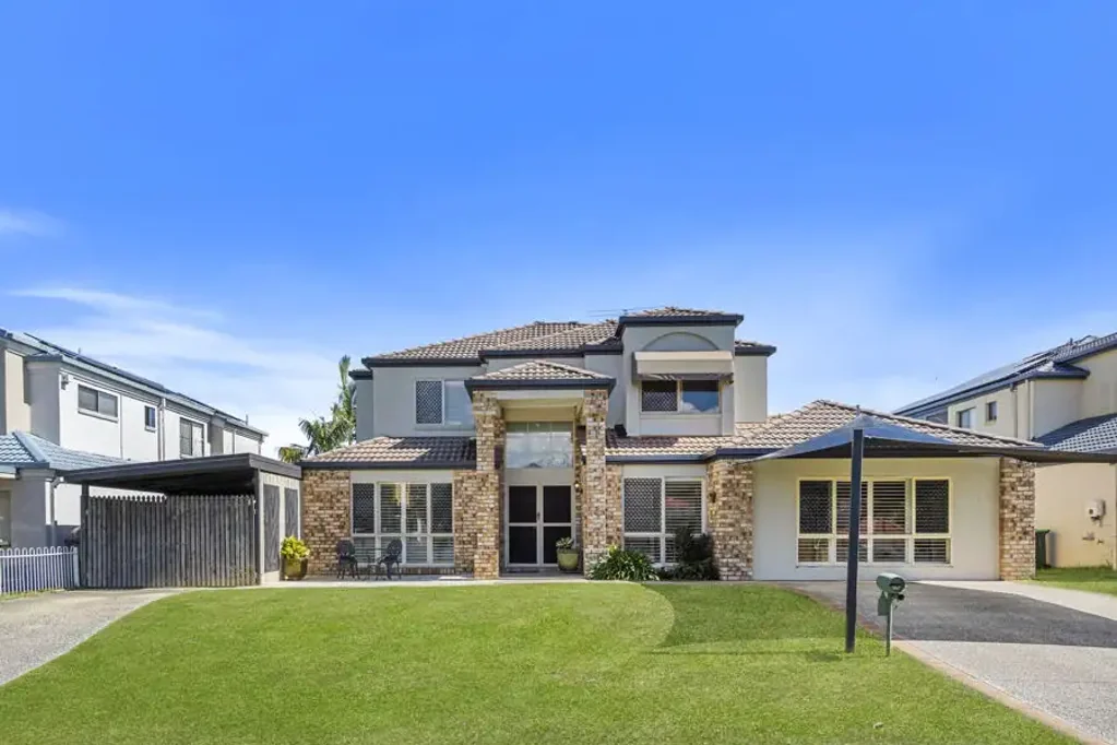 Carindale 5 Bedroom Elevated Position, In Mansfield High School Catchment
