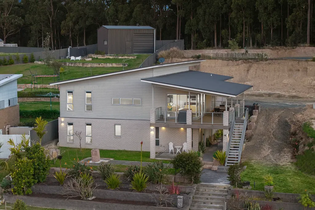 Fletcher 4બેડરૂમ Expansive Family Home on Enormous Potential-Packed Block