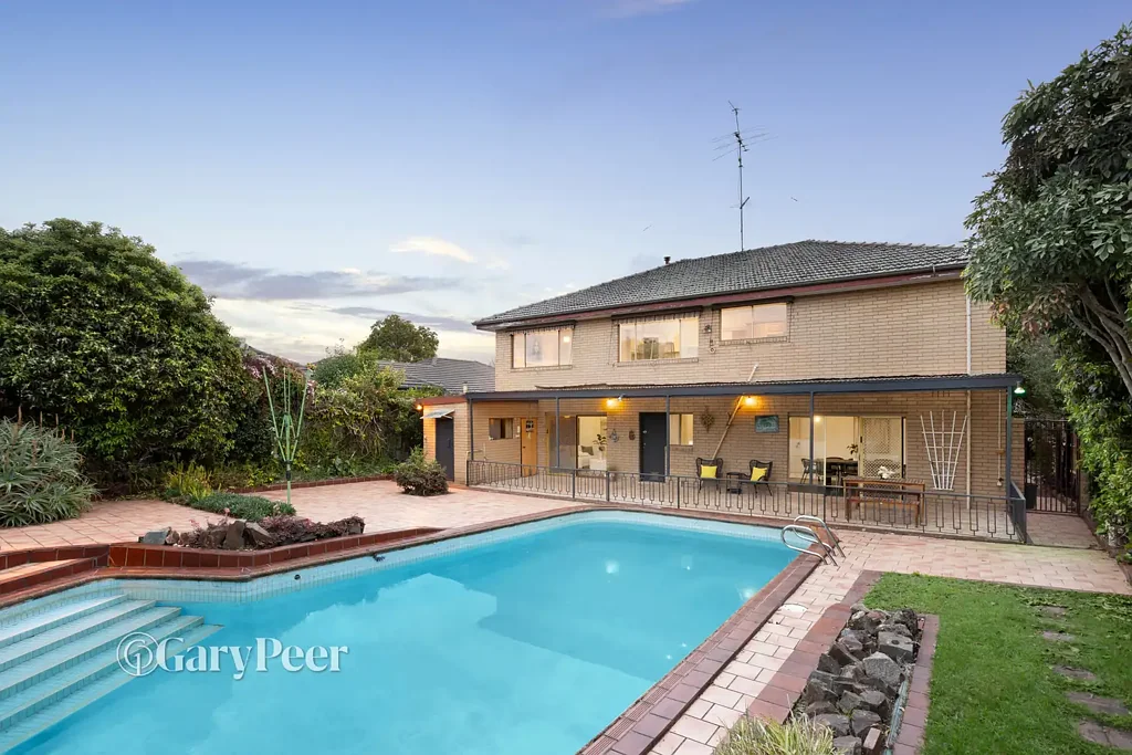 Caulfield South 4Kwarto Family sized spaciousness in a prime location
