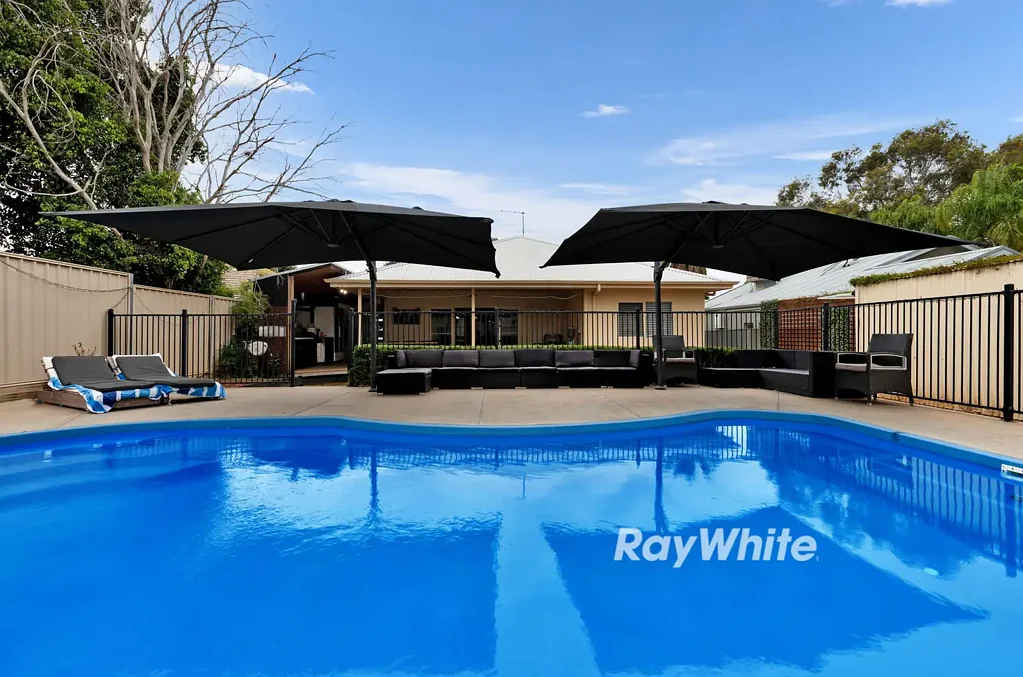Mildura 4 Bedroom Family home with pool
