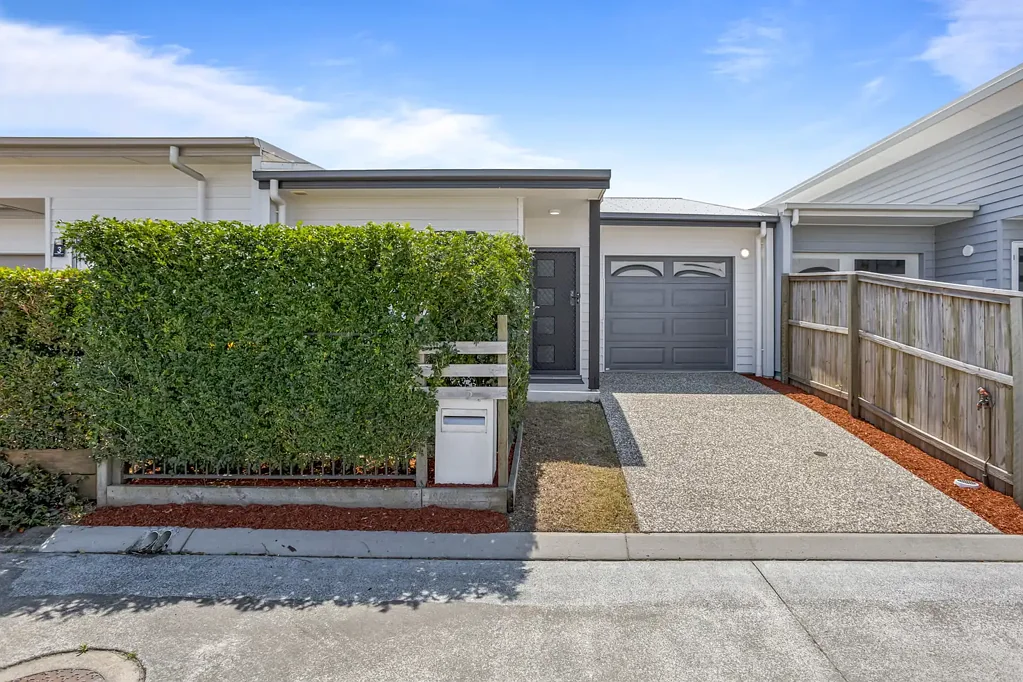 Deception Bay 2房 海滨步行距离 5年新宅 低维护生活 石材厨房 高天花板 宽敞卧室 灵活空间 安全车库 低维护庭院 Stylish, Low maintenance Living - Close to the Bay, Big on Lifestyle