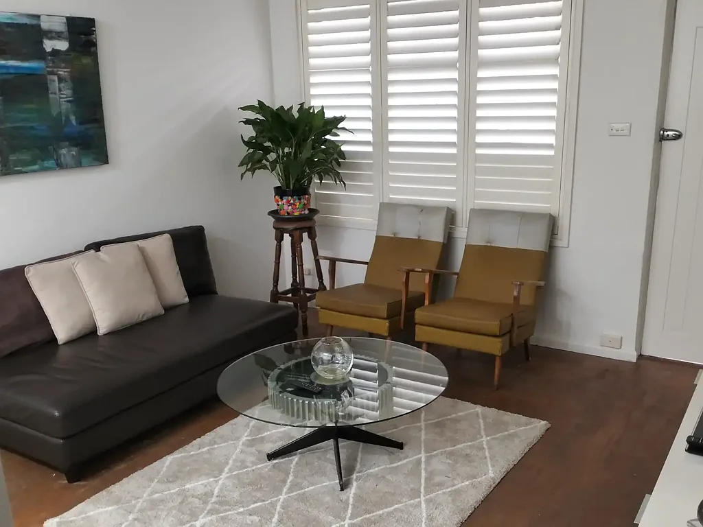South Kingsville 1 Bedroom Stylish Urban Pad in the cozy suburb of South Kingsville, opposite Edwards Reserve and only a minutes walk to Vernon Street shops...