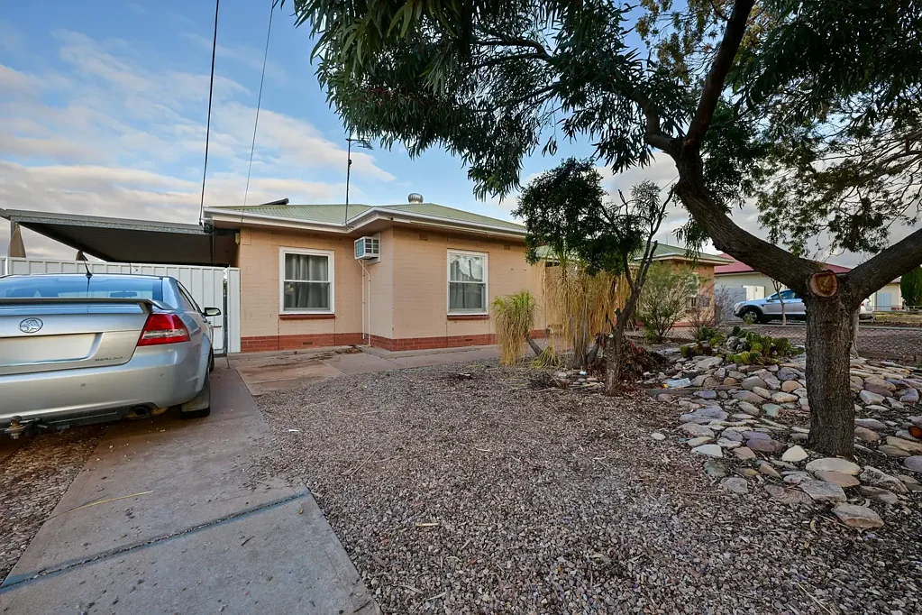 Port Augusta 3chambre Great investment opportunity - Tenanted half duplex!