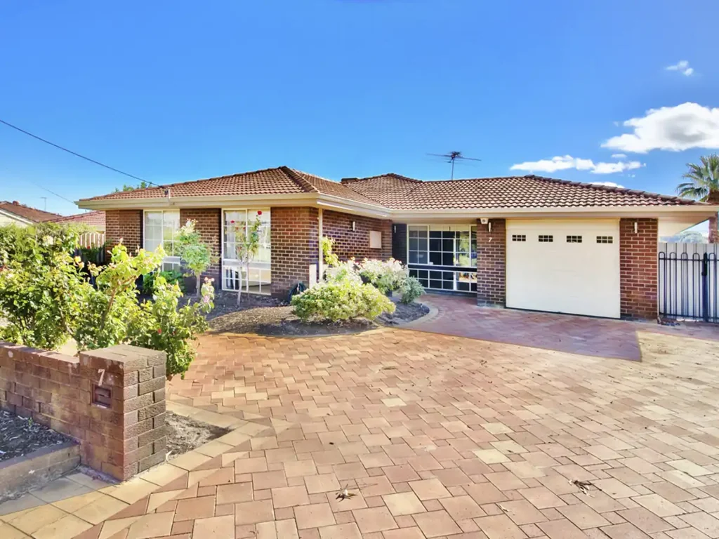 LARGE 3X2 FAMILY HOME WITH A POOL!!!