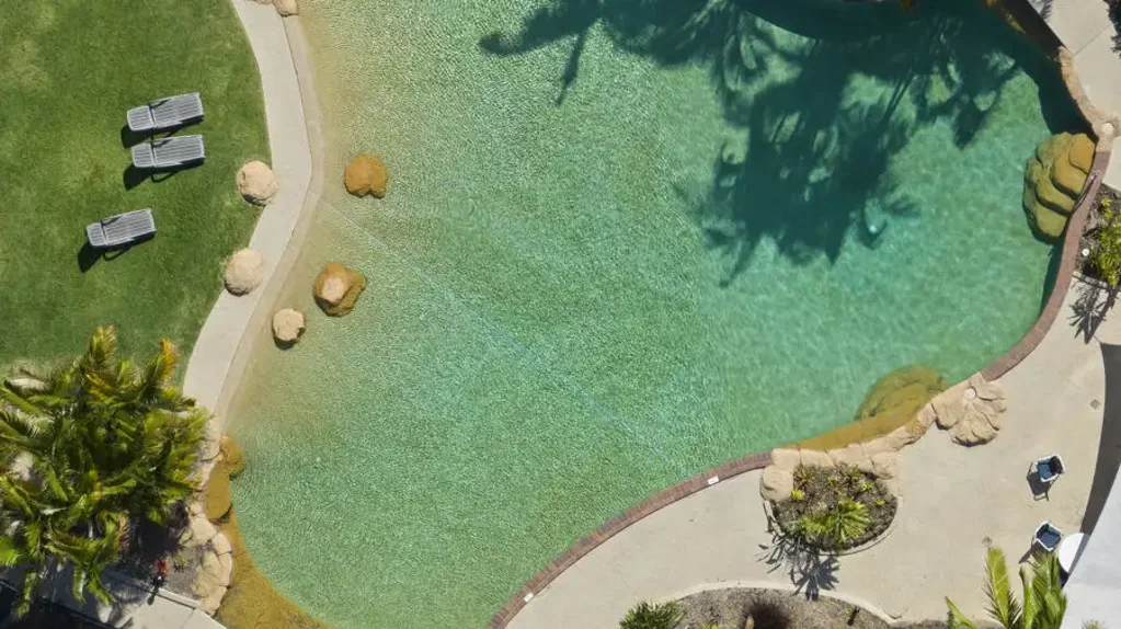 Mermaid Waters 2ห้องนอน RENOVATED, BRIGHT and COASTAL - Secure Living at Sailfish Cove