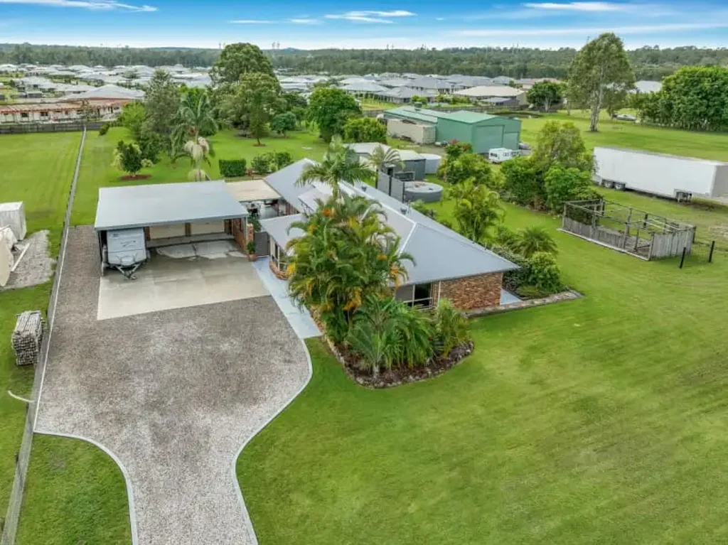 FAMILY HOME WITH SPACIOUS ACREAGE LIVING!