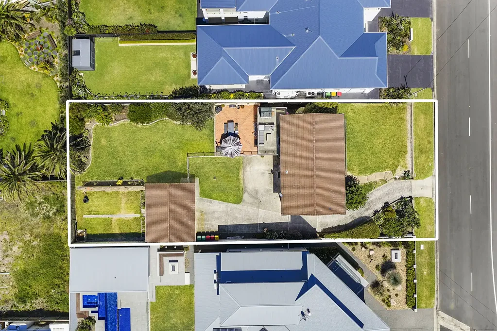 Barrack Point 4房  Prime redevelopment potential with expansive ocean views
