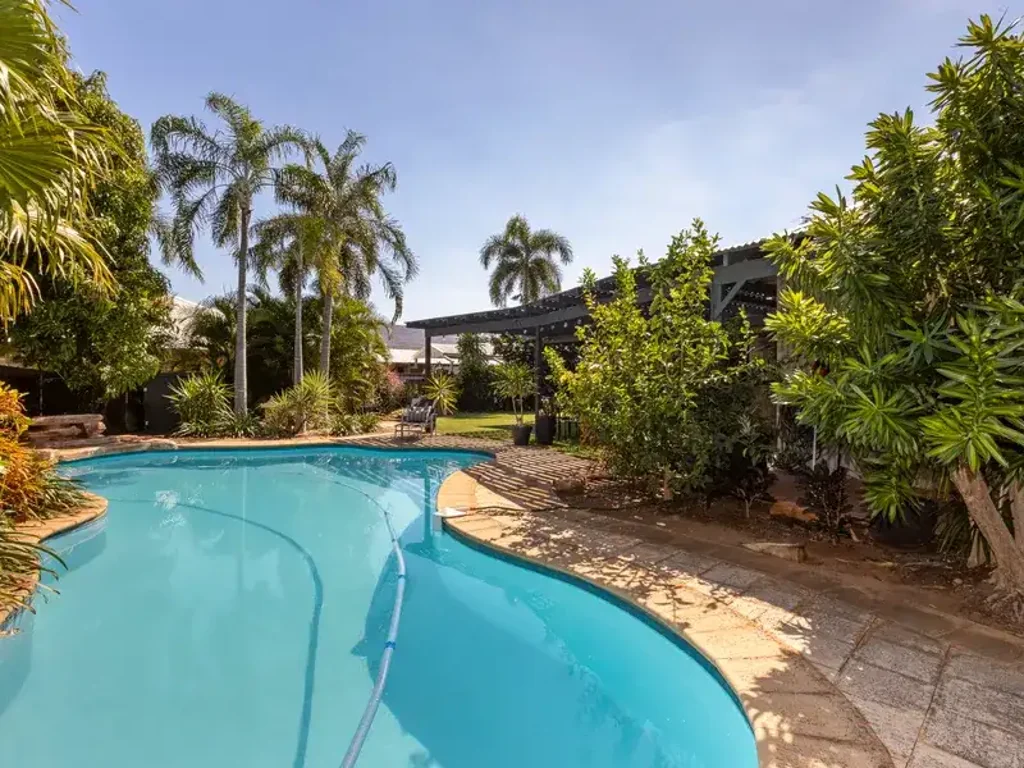 Cable Beach 4Kwarto Private tropical living on 1,015m², moments from the Cable Beach foreshore.