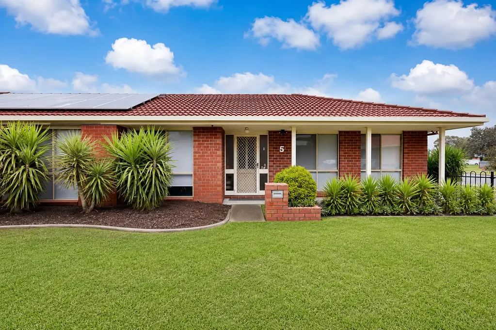 Lavington 3房  A Smart Family Move in One of Lavington's Quietest Courts!!