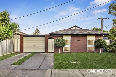 Altona Meadows 3房 宽敞三卧 朝北景观 俯瞰公园 暖气空调齐全 低维护庭院 步行商圈学校 绿意环绕 便捷交通 A Prized Opportunity In Prime Location!