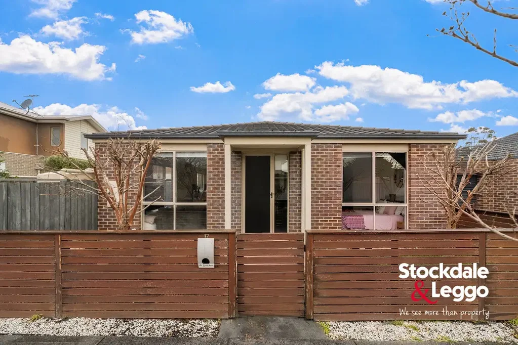 Glenroy 3Phòng ngủ Single-Level, Stylish Street-Facing Home in a Highly Sought-After Locale