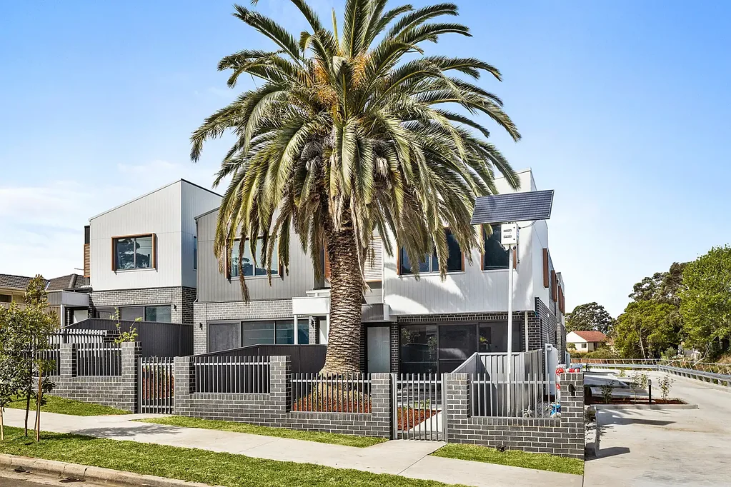 Fairy Meadow 4房 全新联排别墅 设计师打造 主卧带步入式衣帽间 开放式起居区 鱼骨拼花地板 上层独立书房角落 时尚厨房SMEG电器 地理位置优越 步行可达Balgownie村 Brand New Luxury Townhouse