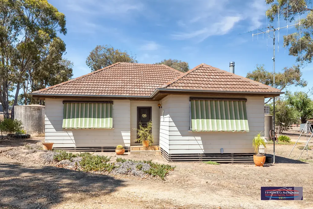 Wedderburn 2chambre Solid home on 8 Hectares